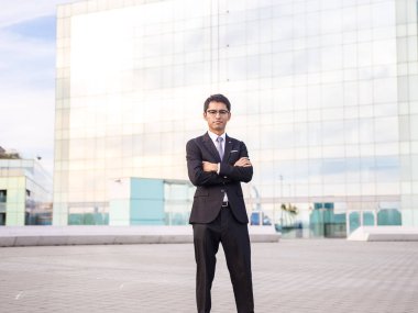 Güney Amerikalı adam bir takım elbise ve gözlük poz