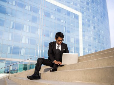 Güney Amerikalı adam onun laptop ile çalışma merdivenlerde oturan