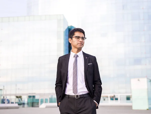 Hombre Usando Traje Posando —  Fotos de Stock