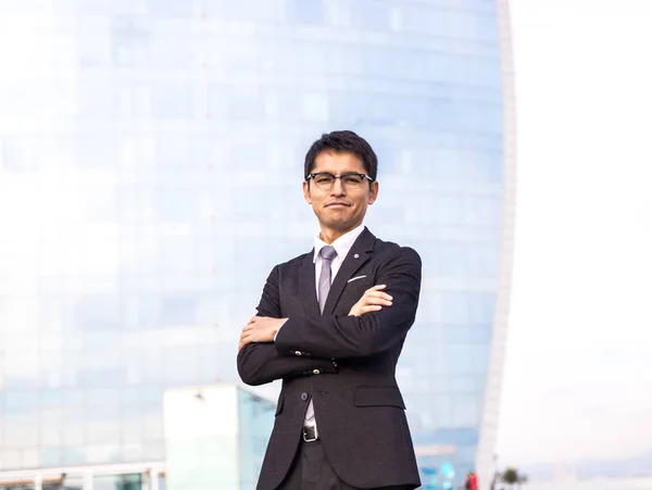 Hombre Usando Traje Posando —  Fotos de Stock