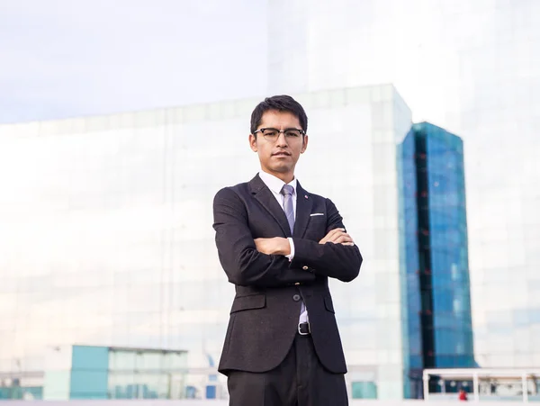 Ragazzo Sudamericano Posa Indossando Abito Occhiali — Foto Stock