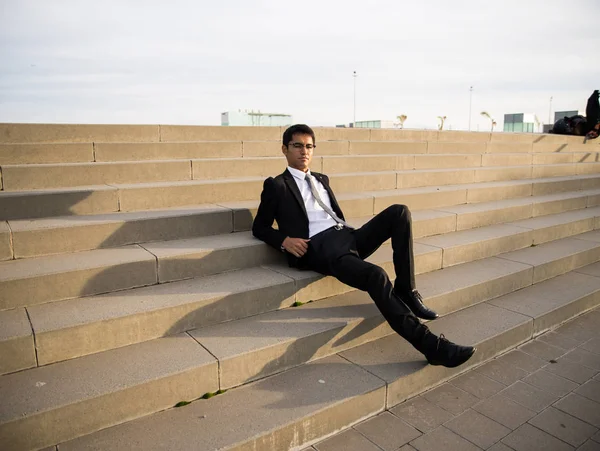 Chico Sudamericano Usando Traje Sentado Las Escaleras Aire Libre —  Fotos de Stock