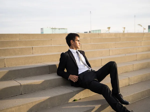Südamerikanische Kerl Trägt Einen Anzug Sitzen Auf Der Treppe Freien — Stockfoto