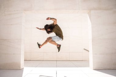 Sportif delikanlı kireçtaşı binada son derece yüksek atlama 