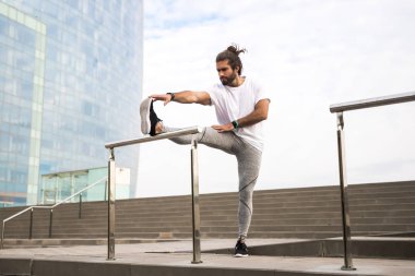 Genç adam daha önce yoğun eğitim germe 