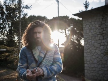 Sakallı adam şık sıradışı ceket günbatımında poz