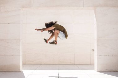 Sportif delikanlı kireçtaşı binada son derece yüksek atlama 