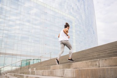 Eğitim ve iş bölgesinde koşu genç adam  