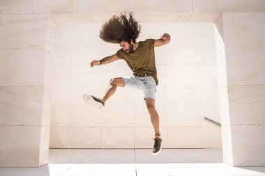 Eğleniyor ve kireçtaşı binada atlama sportif delikanlı 