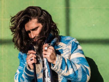 Sakallı adam şık sıradışı ceket poz