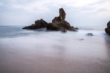 Mavi dalgalı okyanus sert kayalarda doğal görünümünü 