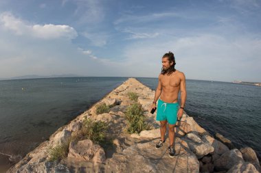 Kas gövde defne deniz bronzlaşma ile genç adam