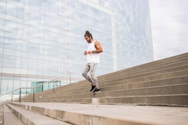 Eğitim ve iş bölgesinde koşu genç adam  