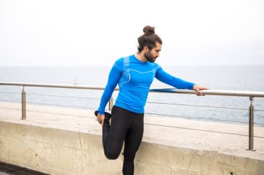 Genç adam şehir sokak eğitim koşu önce germe