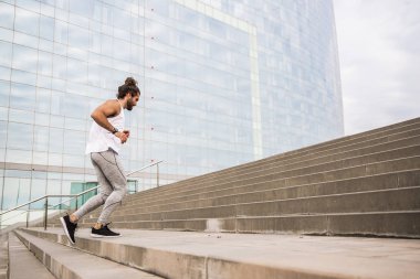 Eğitim ve iş bölgesinde koşu genç adam  