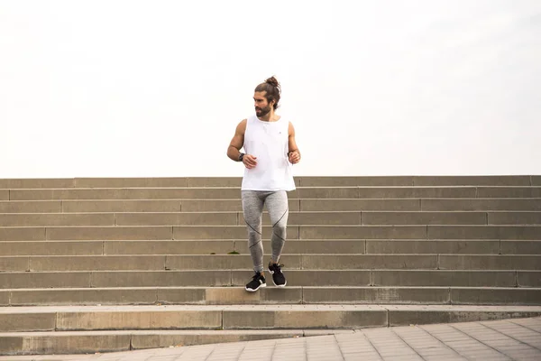 Νεαρός Άνδρας Τρέχει Κάτω Σκάλες Στην Πρωινή Προπόνηση — Φωτογραφία Αρχείου