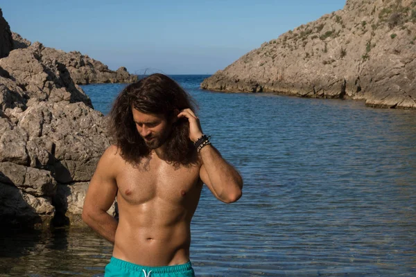 Kaslı adam çıplak gövde blue Bay'de dinlenme ile gülümseyen genç