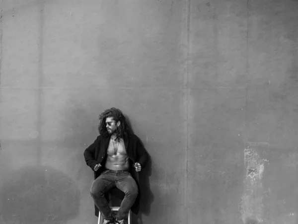 Jeune Homme Barbu Avec Torse Posant Manteau Noir Sur Mur — Photo