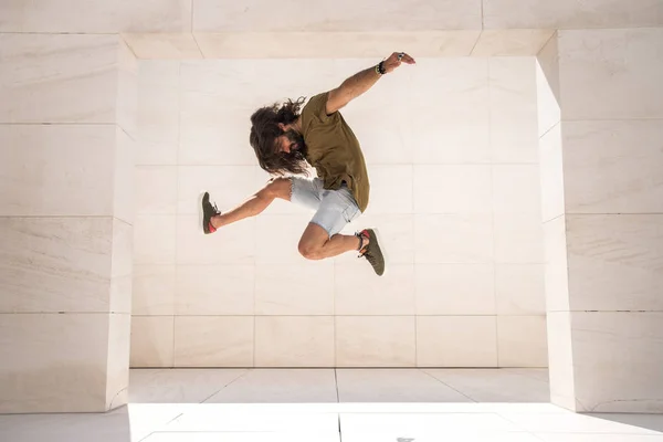 Joven Hombre Deportivo Saltando Extremadamente Alto Construcción Piedra Caliza — Foto de Stock