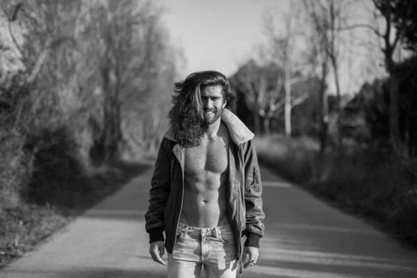 Jeune Homme Barbu Élégant Marchant Sur Route Vide — Photo