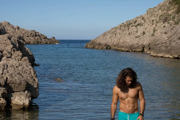 Kas gövde defne deniz bronzlaşma ile genç adam