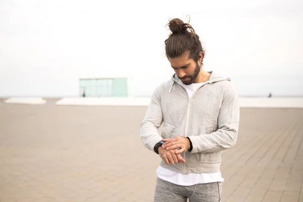 Hombre Joven Controlando Smartwatch Antes Entrenamiento Intenso — Foto de Stock