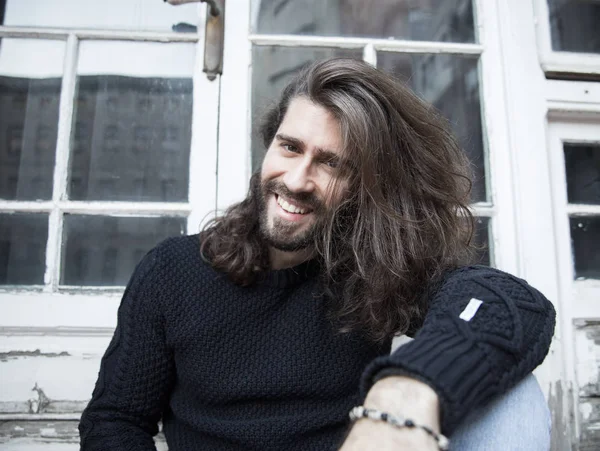 Porträt Eines Jungen Lächelnden Mannes Mit Langen Haaren Marineblauen Pullover — Stockfoto