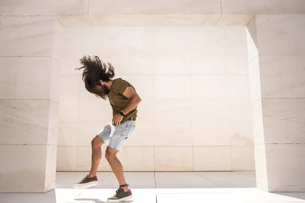 Junger Mann Mit Langen Haaren Springt Sonnigem Inneren — Stockfoto