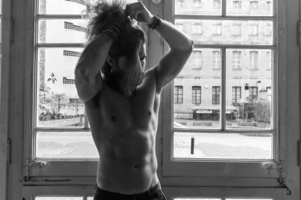 Atractivo Joven Con Torso Desnudo Posando Frente Una Vieja Ventana — Foto de Stock