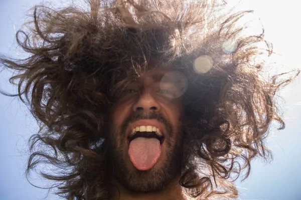 Vista Ángulo Bajo Del Hombre Con Exuberante Peinado Mostrando Lengua — Foto de Stock