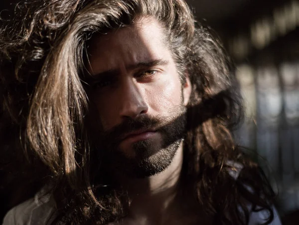 Vista Cercana Retrato Barba Hombre Con Luz Solar Cara — Foto de Stock