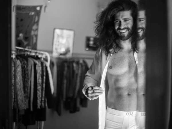 Ung Skäggig Man Underkläder Framför Spegeln Att Klä Upp — Stockfoto