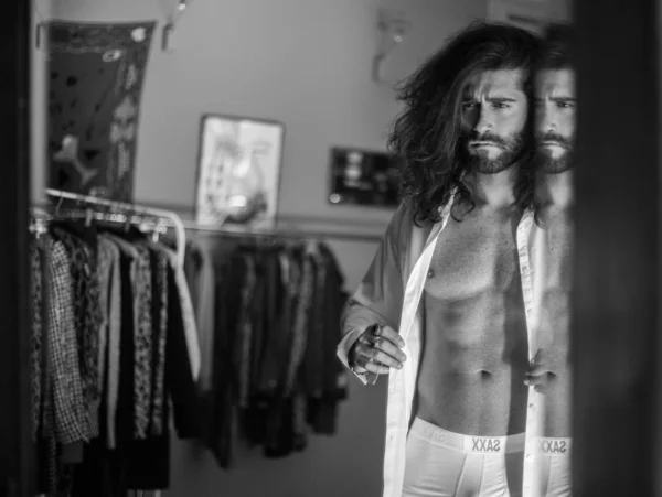 Unga Allvarlig Man Underkläder Framför Spegeln Att Klä Upp — Stockfoto