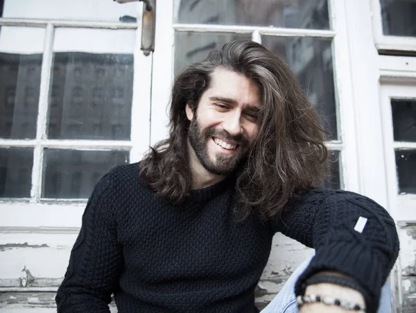 Porträt Eines Jungen Lächelnden Mannes Mit Langen Haaren Marineblauen Pullover — Stockfoto