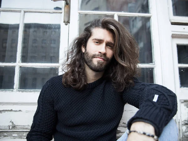 Retrato Hombre Barbudo Joven Serio Con Pelo Largo Sobre Fondo —  Fotos de Stock