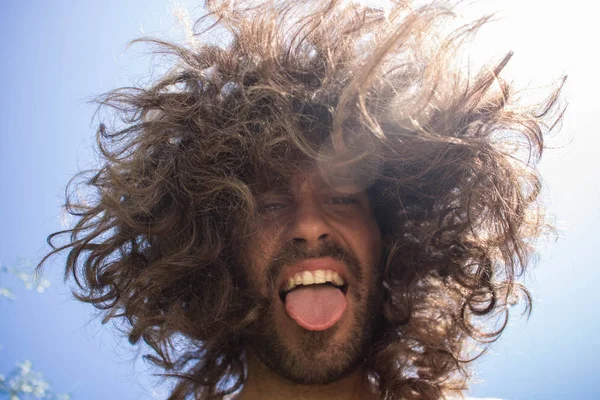 Visão Baixo Ângulo Homem Com Penteado Exuberante Mostrando Língua — Fotografia de Stock