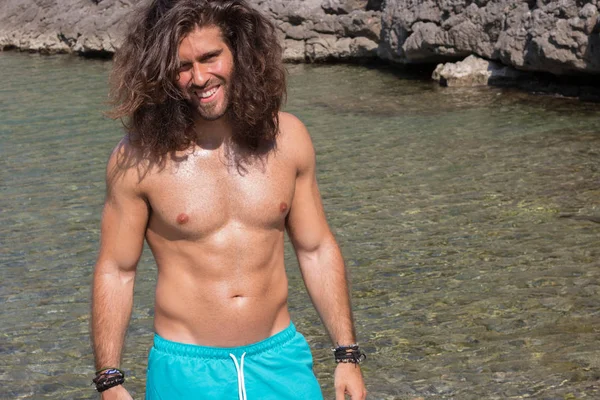 Joven Hombre Musculoso Sonriente Con Torso Desnudo Descansando Bahía Azul —  Fotos de Stock