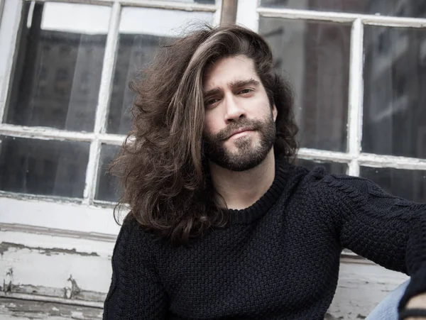 Retrato Hombre Barbudo Joven Serio Con Pelo Largo Sobre Fondo —  Fotos de Stock