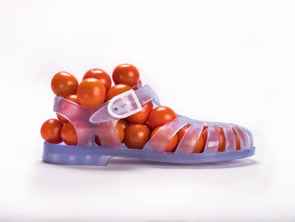 Buty Gumowe Dojrzałych Pomidorów Cherry Białym Tle — Zdjęcie stockowe