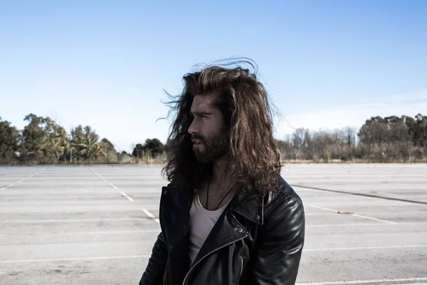 Cerrar Ver Retrato Barba Hipster Hombre Con Pelo Largo Oscuro — Foto de Stock