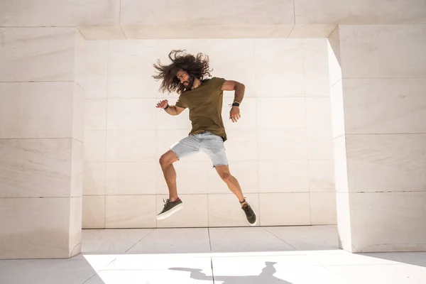 Молодой Спортсмен Веселится Прыгает Известняковом Здании — стоковое фото