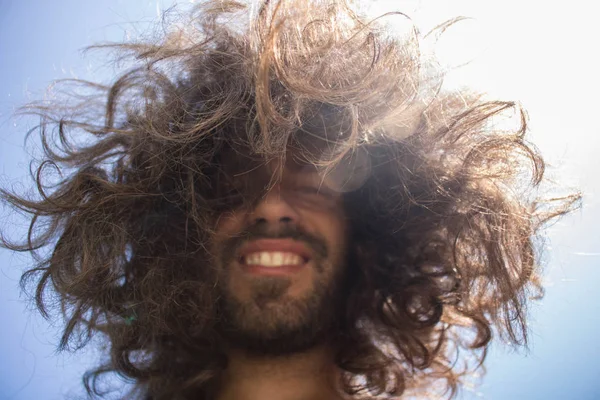 Vista Ángulo Bajo Del Hombre Con Exuberante Peinado Que Muestra — Foto de Stock