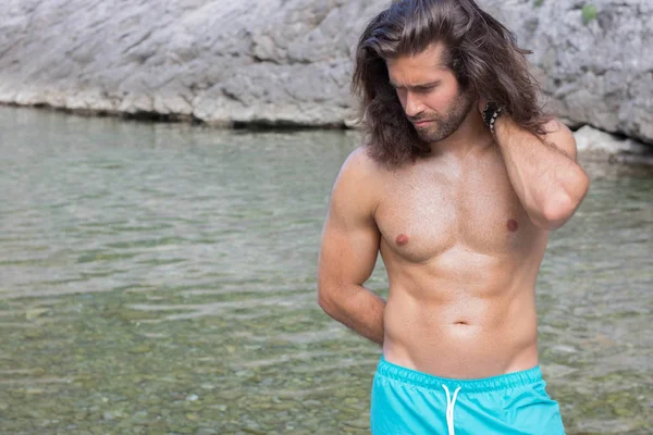 Kas gövde defne deniz bronzlaşma ile genç adam