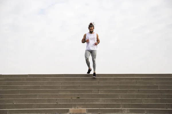 Junger Mann Läuft Beim Morgendlichen Training Treppe Hinunter — Stockfoto