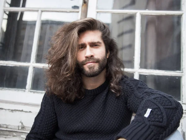 Retrato Hombre Barbudo Joven Serio Con Pelo Largo Sobre Fondo — Foto de Stock