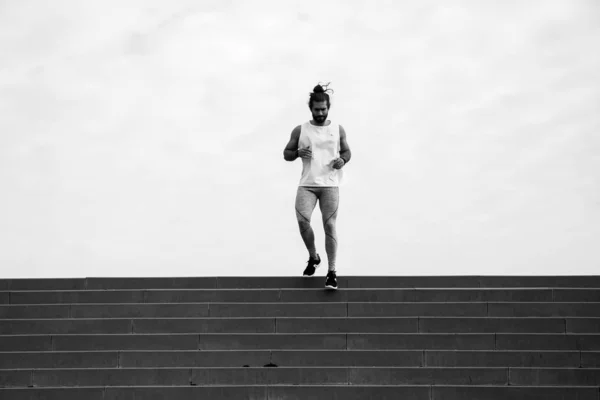 Junger Mann Läuft Beim Morgendlichen Training Treppe Hinunter — Stockfoto