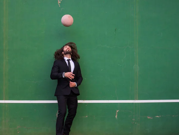 Brutal Hombre Barbudo Traje Negro Jugando Con Pelota — Foto de Stock