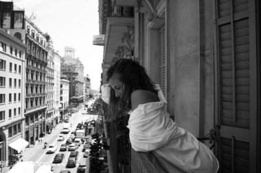 Balkon Caddesi'nde seyir beyaz erkek gömlek gülümseyen romantik kadın 