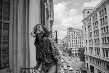 Leopar genç şık kadın şehir sokak manzaralı balkon gömlek basılır