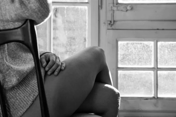 Vista Próxima Mulher Suéter Sentado Cadeira Com Pernas Nuas — Fotografia de Stock